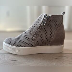 Steve Madden Womens Wedgie perforated Wedge Taupe Suede Sneaker size 9.
